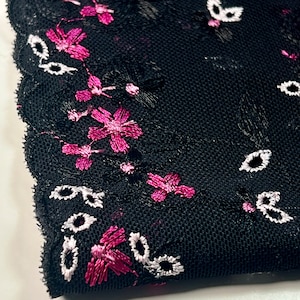 Fuchsia Noir Spitze bestickt - Tüllspitze Borte Meterware - Blumenmuster auf schwarzem Netzstoff für DIY BH| 20cm | Doppelkante