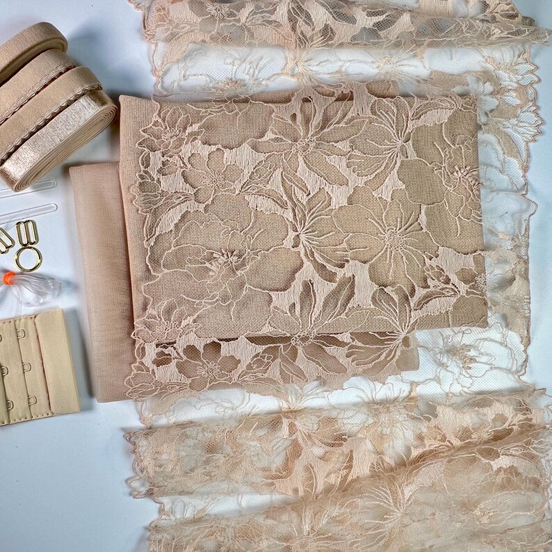 Puede incluir: Un conjunto de encaje beige, una tela beige con bordado floral y tirantes el&aacute;sticos beige. La tela es perfecta para proyectos de artesan&iacute;a y costura.