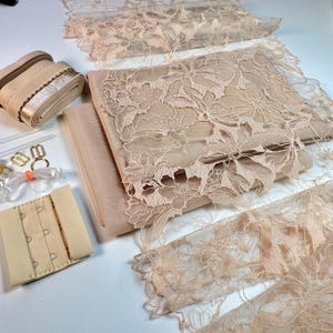 Puede incluir: Un conjunto de encaje beige, el&aacute;stico y herrajes para hacer un sujetador. El conjunto incluye dos piezas de encaje, una pieza de el&aacute;stico y un juego de ganchos y ojetes para sujetador.