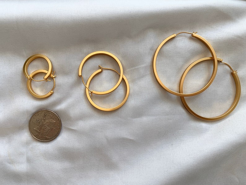 Small Gold Tone Curb Chain Hoop Earrings – Push Back Stud, Retro Boho Style