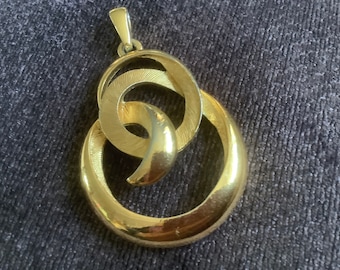 Pendente grande modernista vintage Crown Trifari firmato Mid-Century, color oro spazzolato e lucido.