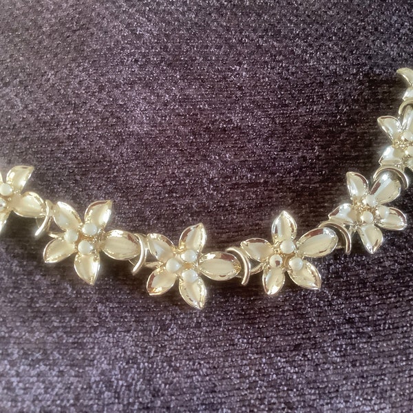 Attractive 1960s Signed Jewelcraft Cream Enamel Flower Design Bracelet