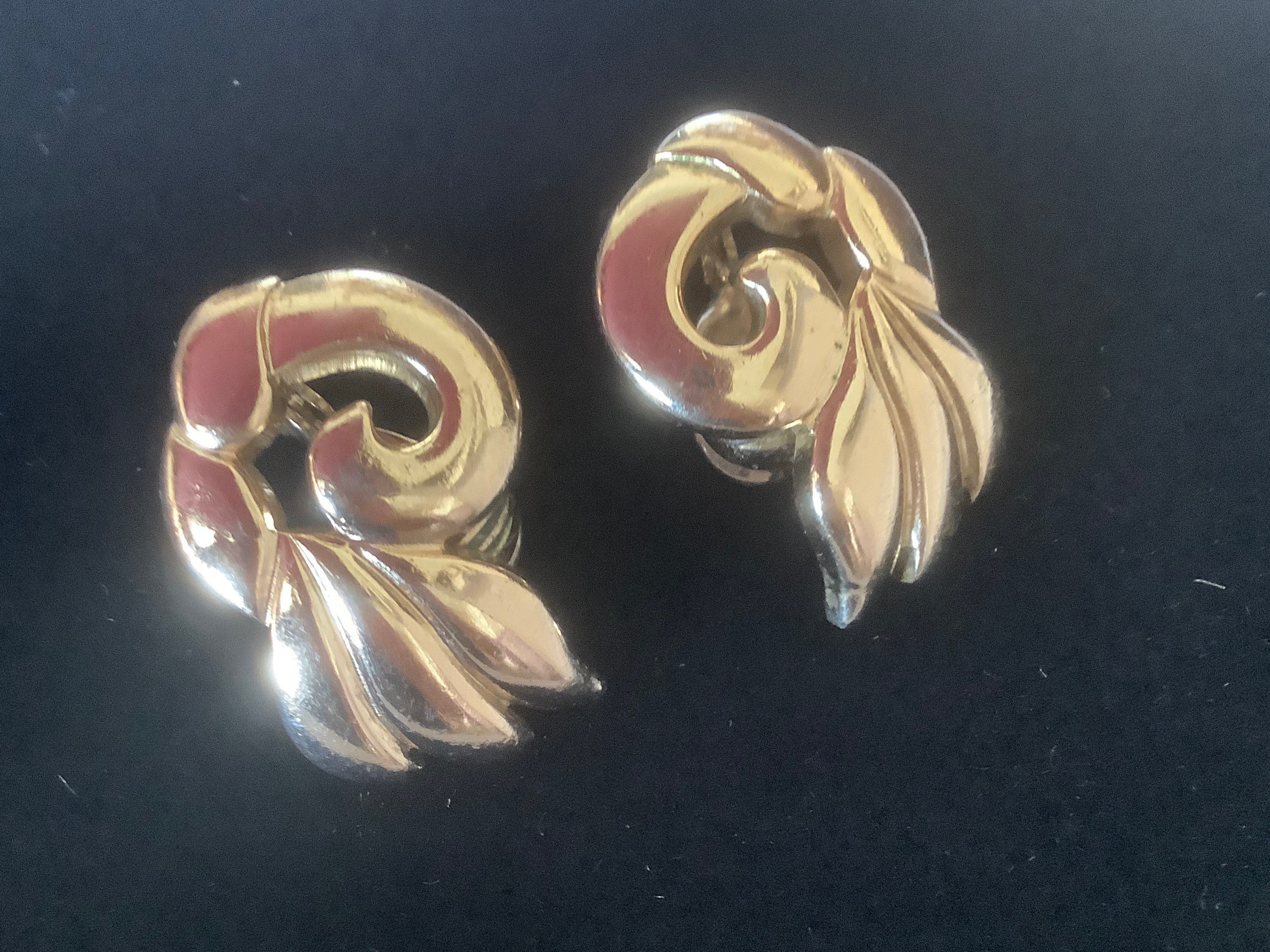 Boucles d'oreille vintage noeud blanc et doré Monet années 70 Boucles d'oreille vintage noeud blanc et doré Monet années 70