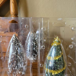 Quattro alberi di pino aghiforme Lemax, custodia originale, 3 floccati, 1 con ghirlanda dorata da 6"