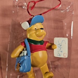 Adorno de Disney Pooh entregando una carta a Papá Noel.