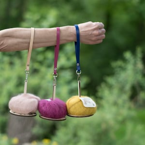 Drewniany przenośny wieszak na włóczkę, podróżny dozownik włóczki do tortu, prezent dla dziewiarek i szydełkarek