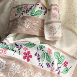 Pair of bath towels with floral embroidery
