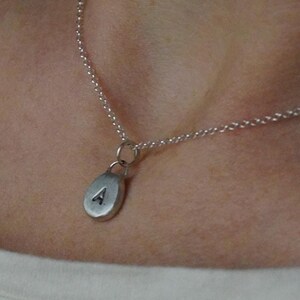 Collar con inicial personalizado: gargantilla minimalista de plata de ley, colgante de disco pequeño personalizado, cadena ajustable de 38 a 42 cm, regalo para ella