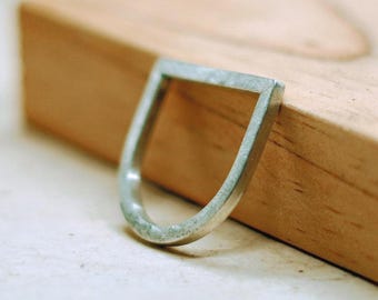 Dunne ring met zilveren staaf – Handgemaakte geometrische band – Elegante stapelbare minimalistische sieraden
