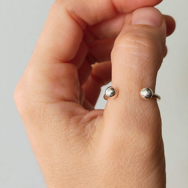 Anello in argento aperto regolabile con due sfere, semplice anello rotondo aperto per il pollice, anello sottile e minimalista in argento sterling impilabile
