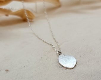 Colgante ovalado minimalista de plata, colgante ovalado texturizado moderno, collar minimalista de plata con diseño de medalla irregular, collar ovalado de plata