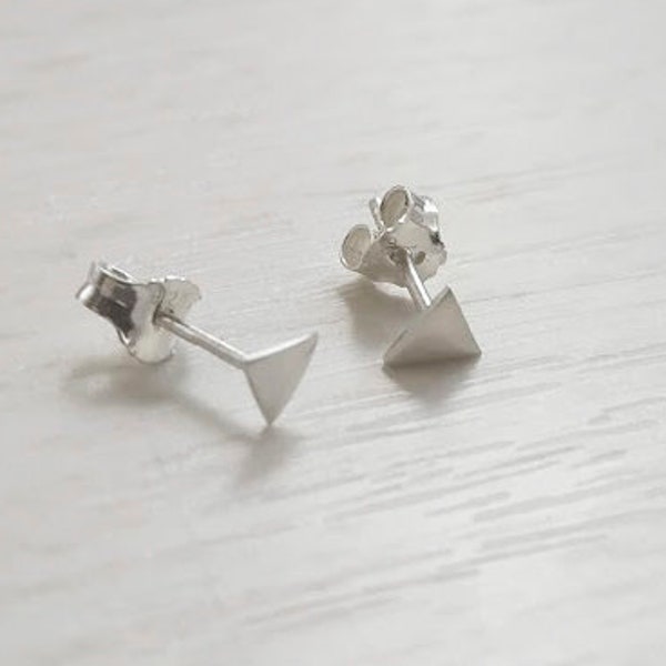 Pendientes mini triángulos, pendientes pequeños de plata, triángulo segundo agujero, joyas regalo, regalo para Navidad, pendientes regalar