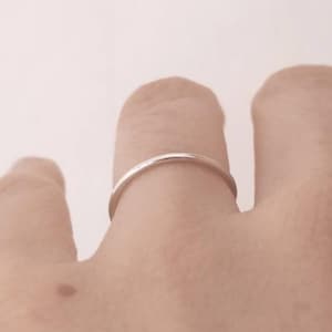 薄型シルバースタッキングリング - ミニマリストなスキニーバンド、繊細な925スターリングリング、毎日重ね付けできるジュエリーギフト