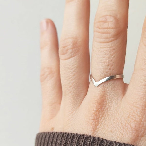 Anello d'argento V, anello chevron sottile, anello d'argento da donna, anello minimalista di base, anello d'argento Wishbone, anello d'argento sterling, regalo per Natale
