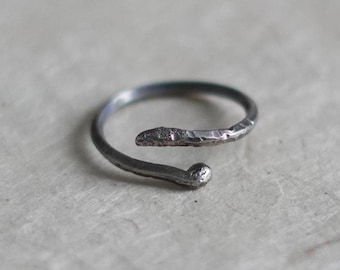 Anillo minimalista de plata ennegrecida – Banda fina texturizada ajustable – Anillo unisex orgánico oxidado