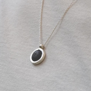 Collana con diffusore di pietra lavica - Ciondolo per aromaterapia in argento sterling / Collana con oli essenziali / Regalo di gioielli per la consapevolezza