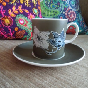 Tasse à café et soucoupe Camelia Wedgwood de Susie Cooper