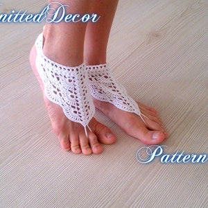Pu&ograve; includere: Sandali a piedi nudi bianchi all'uncinetto con un delicato design in pizzo. I sandali sono indossati sui piedi, con le dita dei piedi visibili. Il testo "Knitted Decor" e "Pattern" sono nell'immagine.