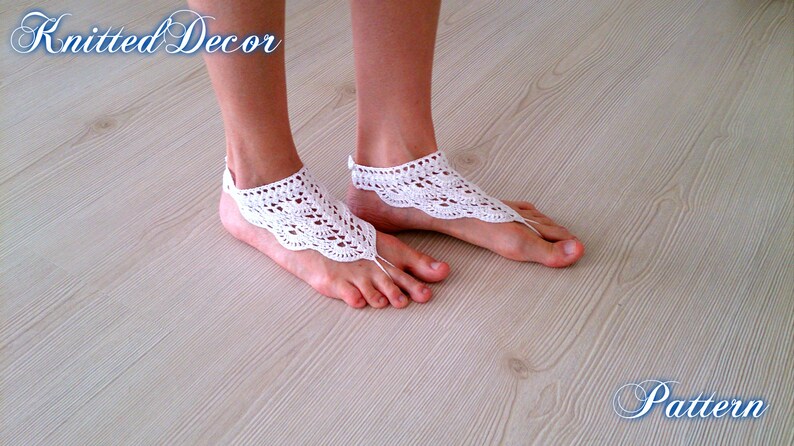 Pu&ograve; includere: Sandali a piedi nudi all'uncinetto bianchi con un design a bordo smerlato. I sandali sono indossati sui piedi, con un anello per le dita e un cinturino alla caviglia. L'immagine ha il testo "Knitted Decor" e "Pattern".