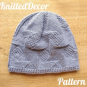 Puede incluir: Un gorro de punto gris con un patrón texturizado único. El gorro está hecho con un hilo suave y tiene un ajuste cómodo.