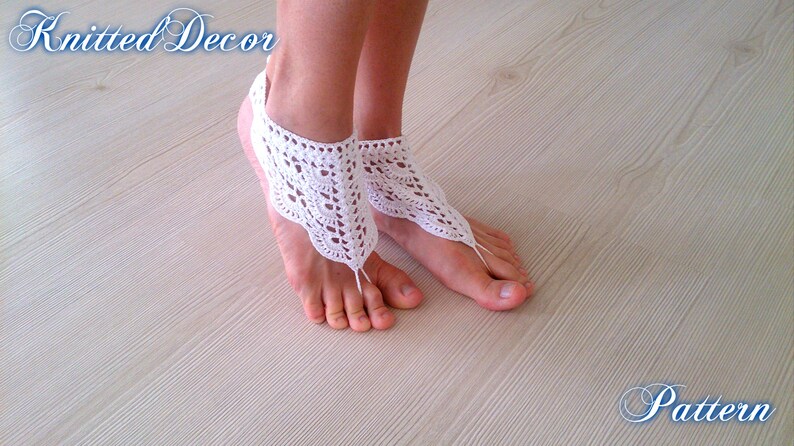 Pu&ograve; includere: Sandali a piedi nudi all'uncinetto bianchi. I sandali presentano un delicato design traforato, con un anello per le dita e un cinturino alla caviglia. L'immagine include il testo "Knitted Decor" e "Pattern".