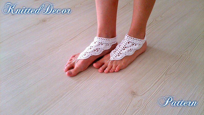 Pu&ograve; includere: Sandali a piedi nudi all'uncinetto bianchi con un delicato design traforato. I sandali sono indossati a piedi nudi, con un anello per le dita e un cinturino alla caviglia. Il testo "Knitted Decor" e "Pattern" &egrave; incluso.
