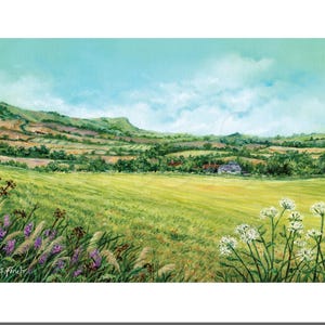 Peut inclure: Une peinture représentant une campagne vallonnée verte avec un ciel bleu et des nuages blancs. La peinture présente une petite ferme au loin et un champ de fleurs sauvages au premier plan.