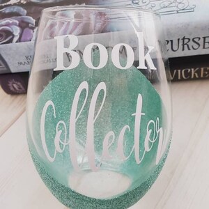 Book collector wine glass, to be read, bookish merch, reader gift, bookstagram, book shelves