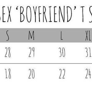 K&ouml;nnte beinhalten: Gr&ouml;&szlig;entabelle f&uuml;r ein Unisex "Boyfriend" T-Shirt. Die Tabelle zeigt Ma&szlig;e in Zoll f&uuml;r L&auml;nge und Breite, von Gr&ouml;&szlig;e S bis 2XL. Die L&auml;ngen variieren von 71 cm bis 81 cm, und die Breiten von 46 cm bis 66 cm.