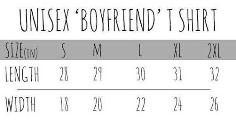 K&ouml;nnte beinhalten: Gr&ouml;&szlig;entabelle f&uuml;r ein Unisex "Boyfriend" T-Shirt. Die Tabelle zeigt Ma&szlig;e in Zoll f&uuml;r L&auml;nge und Breite, von Gr&ouml;&szlig;e S bis 2XL. Die L&auml;ngen variieren von 71 cm bis 81 cm, und die Breiten von 46 cm bis 66 cm.