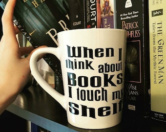 Quando penso ai libri tocco il mio scaffale, topo di biblioteca, tazza da lettore, libresco, bookstagram, tazza letteraria, amante dei libri, regali per lettori, yalit