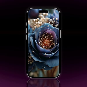 Könnte beinhalten: Ein Smartphone zeigt ein detailliertes Bild einer blauen Rose mit goldenen Rändern und kleinen weißen perlenartigen Details. Das Zentrum der Rose hat eine warme orange Farbe. Das Telefon hat einen silbernen Rahmen und einen schwarzen Bildschirm.