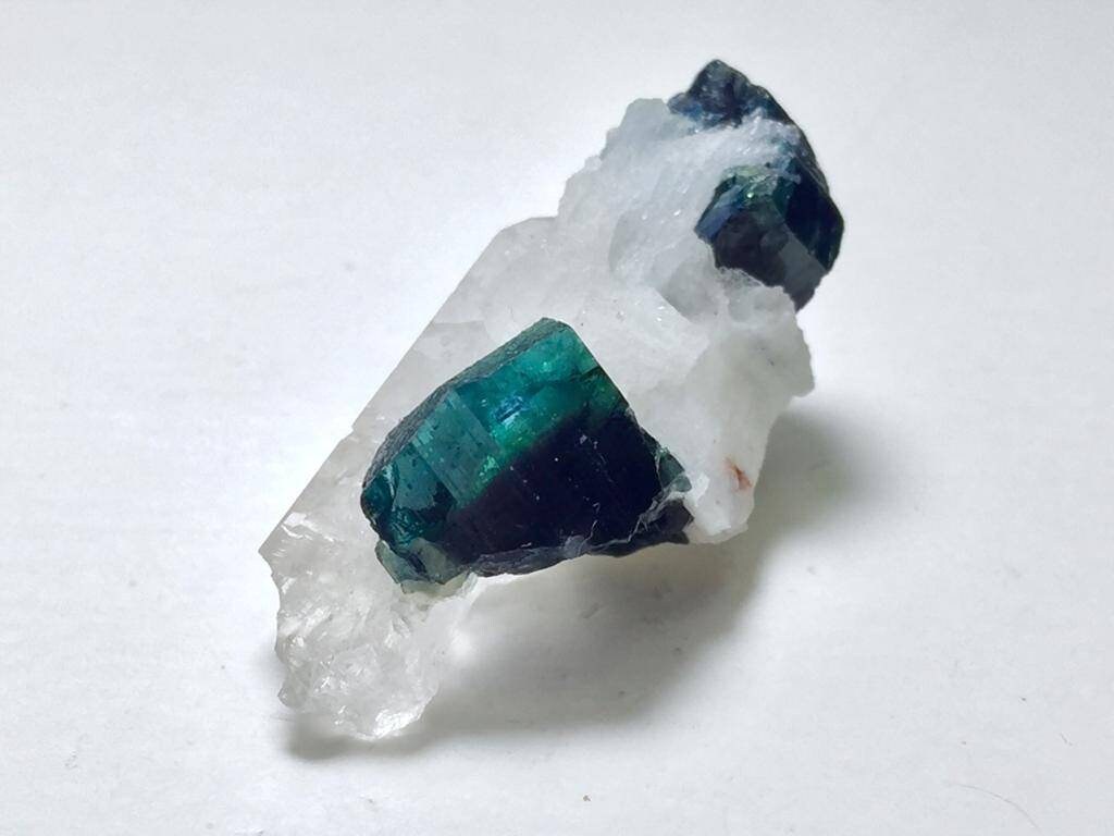 ブルーキャップトルマリン標本：46カラット天然バイカラークリスタル