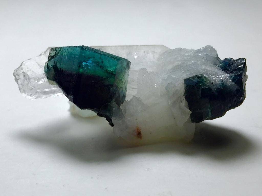 ブルーキャップトルマリン標本：46カラット天然バイカラークリスタル