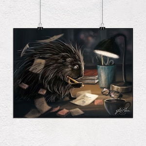 K&ouml;nnte beinhalten: Ein braunes und schwarzes Stachelschwein sitzt an einem Schreibtisch mit einer Lampe, Bleistiften und einer Tasse Kaffee. Das Stachelschwein schreibt mit einem Bleistift auf ein Blatt Papier.