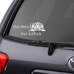 Könnte beinhalten: Ein grauer SUV mit einem weißen Vinyl-Aufkleber auf der Heckscheibe. Der Aufkleber zeigt eine weiße Lotusblume und den Text "no mud no lotus".