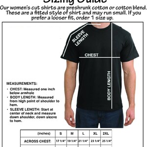 K&ouml;nnte beinhalten: Eine Gr&ouml;&szlig;entabelle f&uuml;r Damen-Shirts mit figurbetonter Passform. Die Tabelle zeigt die Ma&szlig;e in Zoll f&uuml;r Brustweite, K&ouml;rperl&auml;nge und &Auml;rmell&auml;nge. Die Tabelle umfasst die Gr&ouml;&szlig;en S, M, L, XL und 2XL.