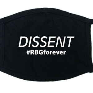 Könnte beinhalten: Schwarze Gesichtsmaske mit dem weißen Wort "DISSENT" und dem Hashtag "#RBGforever". Die Maske hat Ohrenschlaufen und ist so konzipiert, dass sie Nase und Mund bedeckt.