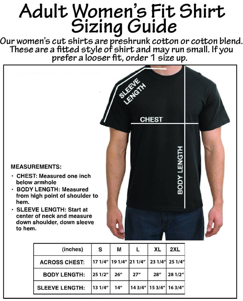 Op de afbeelding: Zwart T-shirt met een maattabel voor dameshemden. De gids bevat afmetingen voor borst, lichaamslengte en mouwlengte in inches. De tekst luidt "Maattabel voor dameshemden voor volwassenen."