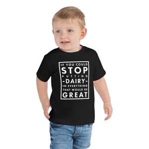 Pu&ograve; includere: Una maglietta nera per bambini piccoli con testo bianco che dice "Se potessi smettere di mettere -latticini- in tutto, sarebbe fantastico."