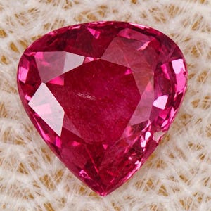 4,50 mm päron {0,30 ct} naturlig intensiv röd burma rubin med toppglans [SI]