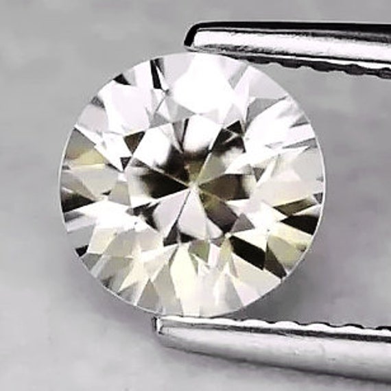 Zaffiro bianco naturale rotondo da 5,70 mm (0,75 ct) tagliato a