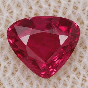 5 x 4 mm päron {0,40 ct} naturlig intensiv röd burma rubin med toppglans [SI]