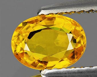 Naturlig intensivgul safir – 0,88 ct, 7,5x5,5 mm oval fasetterad slipning, felfri VVS-klarhet, utvunnen från Ceylon för smycken