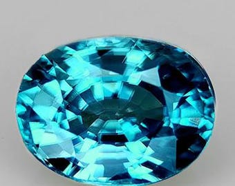 Könnte beinhalten: Ein oval geschliffener Edelstein mit einer Farbpalette aus leuchtendem Cyan und tiefem Blau. Der Stein besitzt eine facettierte Oberfläche, die ein komplexes Muster aus Lichtreflexionen erzeugt und verschiedene Schattierungen von Türkis zeigt.