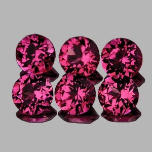 Peut inclure: Six pierres précieuses rondes et facettées de couleur rose. Les pierres précieuses sont disposées en deux rangées de trois.