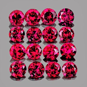 Pode incluir: Uma coleção de 16 pedras preciosas redondas e facetadas de cor rubi vermelho. As pedras preciosas estão dispostas em uma grade.