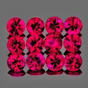 Pode incluir: Uma coleção de doze pedras preciosas de um vermelho vibrante, com corte redondo e dispostas numa grelha de quatro por três. Cada pedra apresenta uma superfície facetada que reflete a luz, criando um aspeto brilhante e cintilante.