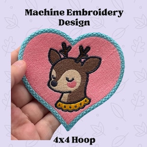 Könnte beinhalten: Ein Maschinenstickdesign mit einem Cartoon-Hirschkopf in Herzform, umrandet in Türkis. Der Hirsch hat braunes Fell, ein Geweih und einen gelben Kragen. Der Text lautet "Machine Embroidery Design" und "4x4 Hoop".