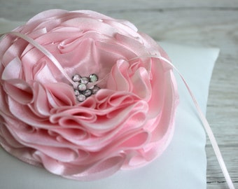 Cuscino per fedi nuziali bianco con fiore di raso rosa